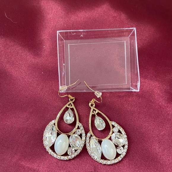 Boutique Elegant Drop Earrings - Picture 4 of 7